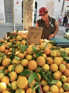 Orange auf dem Markt in Santa Maria auf Mallorca