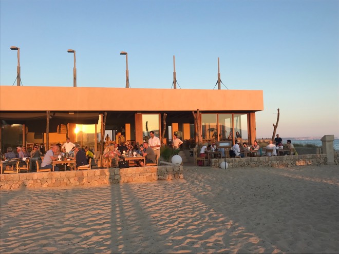 Assaona Beachclub abends