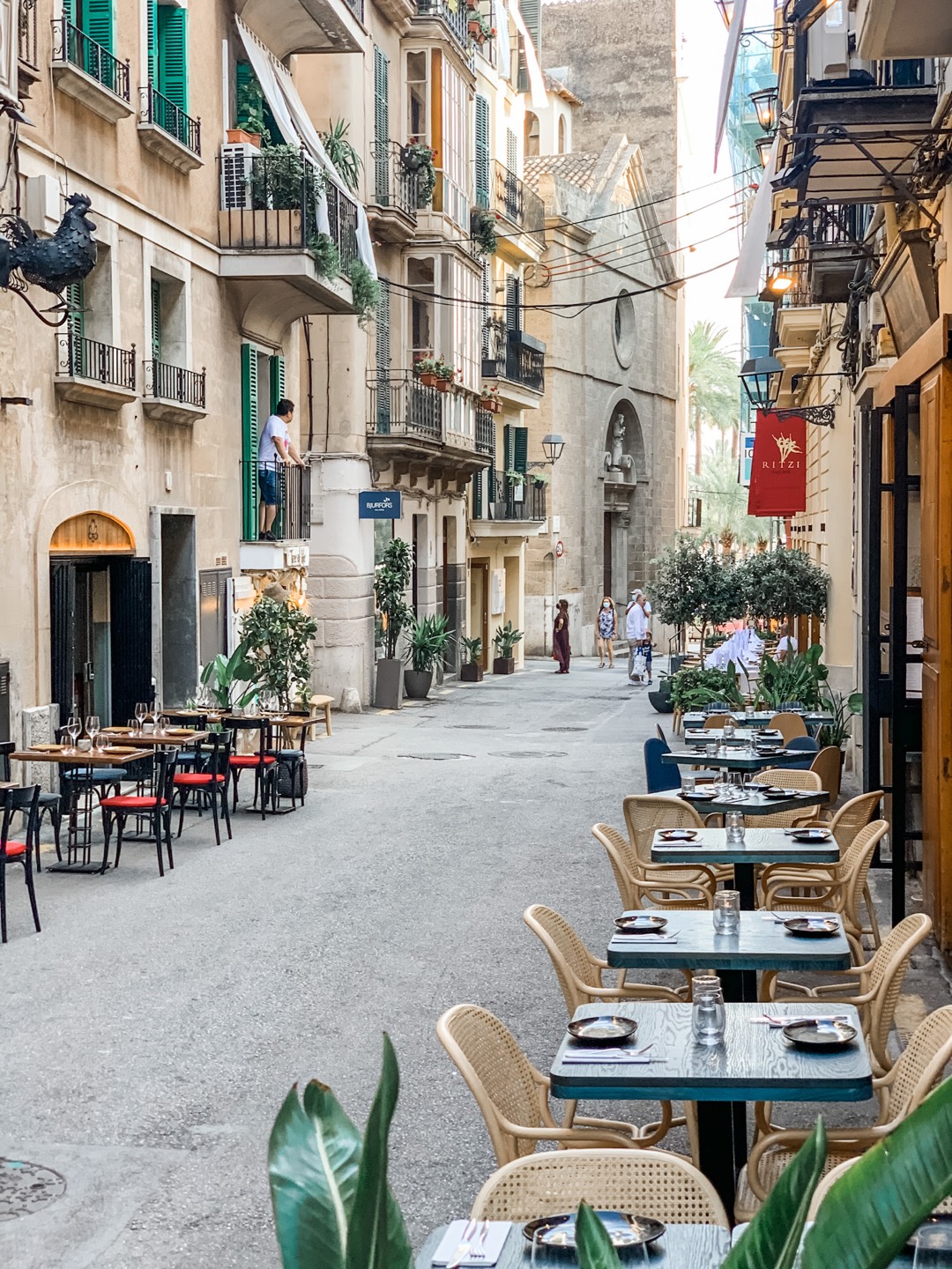 Tische in der Außengastronomie auf Mallorca in Coronazeiten