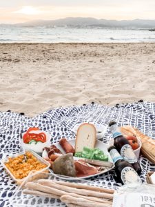 Picknick im Herbst am Strand auf Mallorca